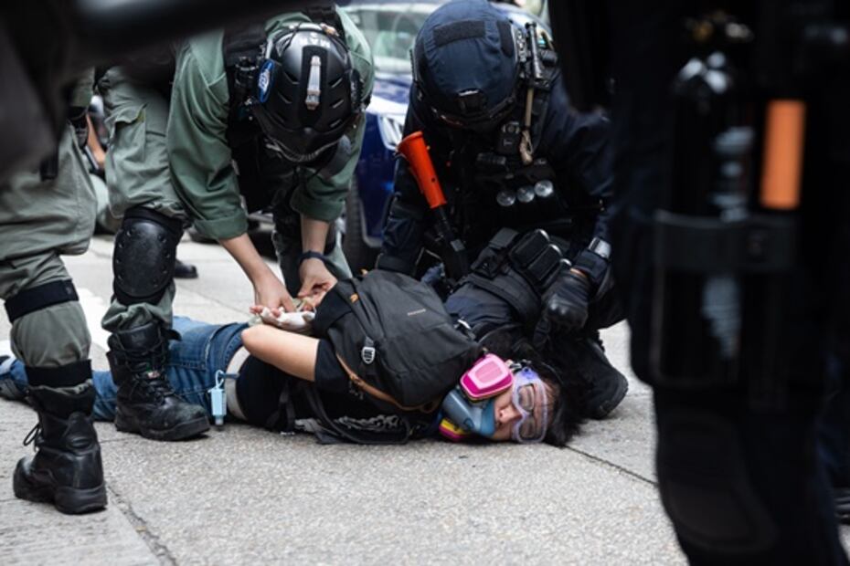 Policía china arremete contra manifestantes en Hong Kong; hay 120 detenidos