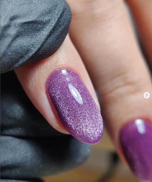 Efecto ojo de gato morado. Foto: Instagram @bitela_nails