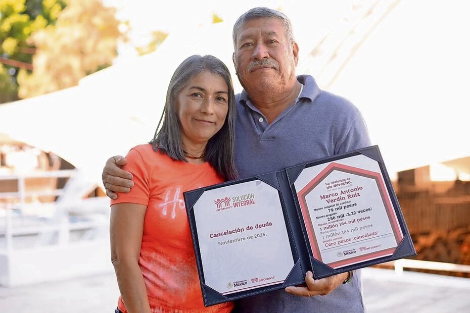 Los gobiernos neoliberales diseñaron los créditos con tasas de interés altísimas, acusó la Mandataria federal en la entrega de constancias. Foto: Especial