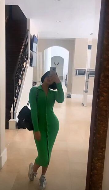 Ángela Aguilar encanta con vestido entallado y tenis