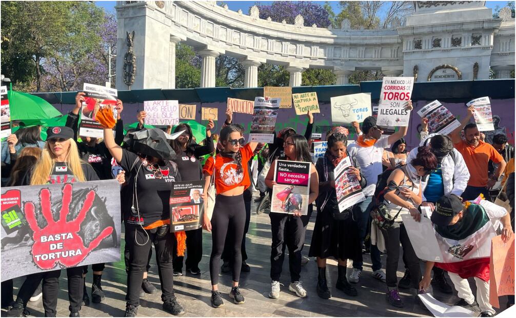 Activistas y animalistas y del PVEM  se encuentran reunidos en el Hemiciclo a Juárez para alzar  la voz por las “corridas de toros sin sangre”. Foto: Laura Arana/ELUNIVERSAL