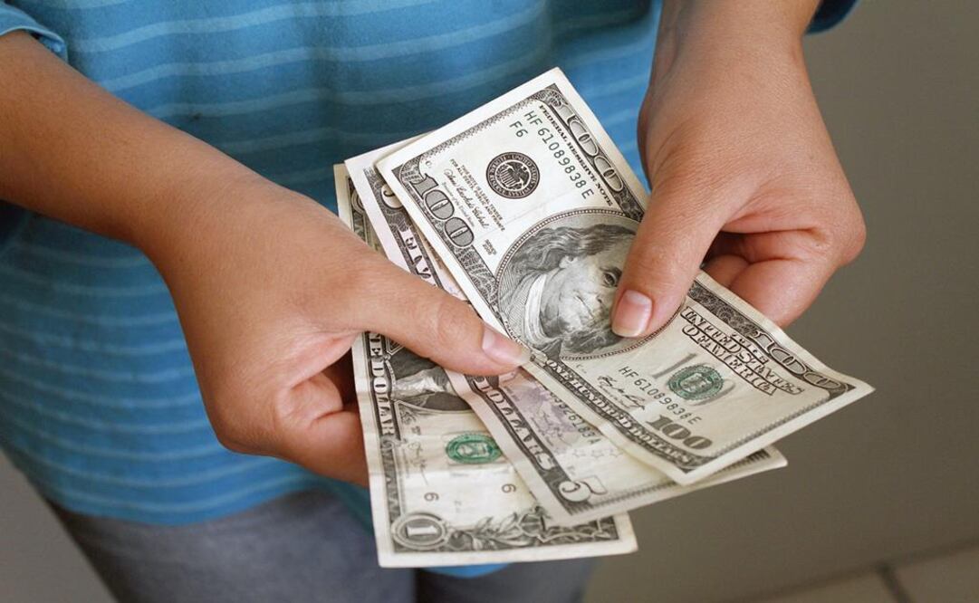 Dólar cierra en $21.80; retrocede 30 centavos 
