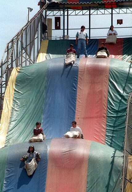 Resbaladilla de costales de la Feria de Chapultepec Mágico en mayo de 1998. Foto: Gerardo Jácome/EL UNIVERSAL.