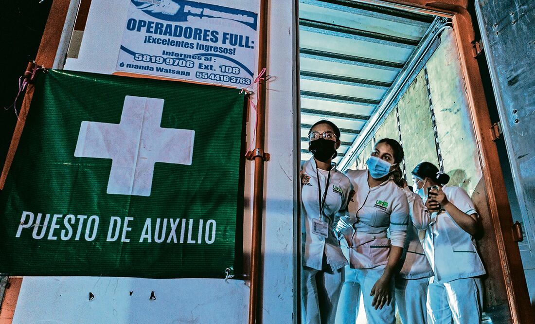 Paramédicos auxilian a los heridos por la pirotecnia entre el caos y la euforia en honor a San Juan de Dios. Foto: de Yaretzy M. Osnaya