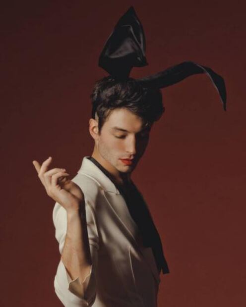 Ezra Miller sorprende en la revista Playboy con tacones y orejas de conejo