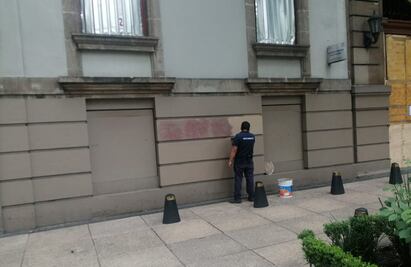 Realizan labores de limpieza en edificios y comercios dañados tras marcha por los 8 años del caso Ayotzinapa