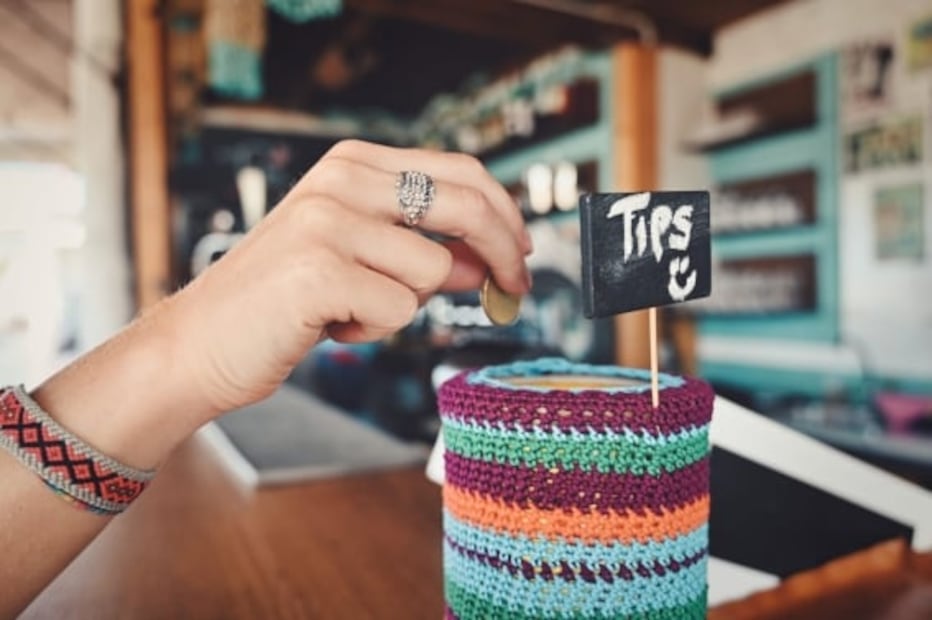 ¿Cómo se dividen las propinas en los restaurantes?