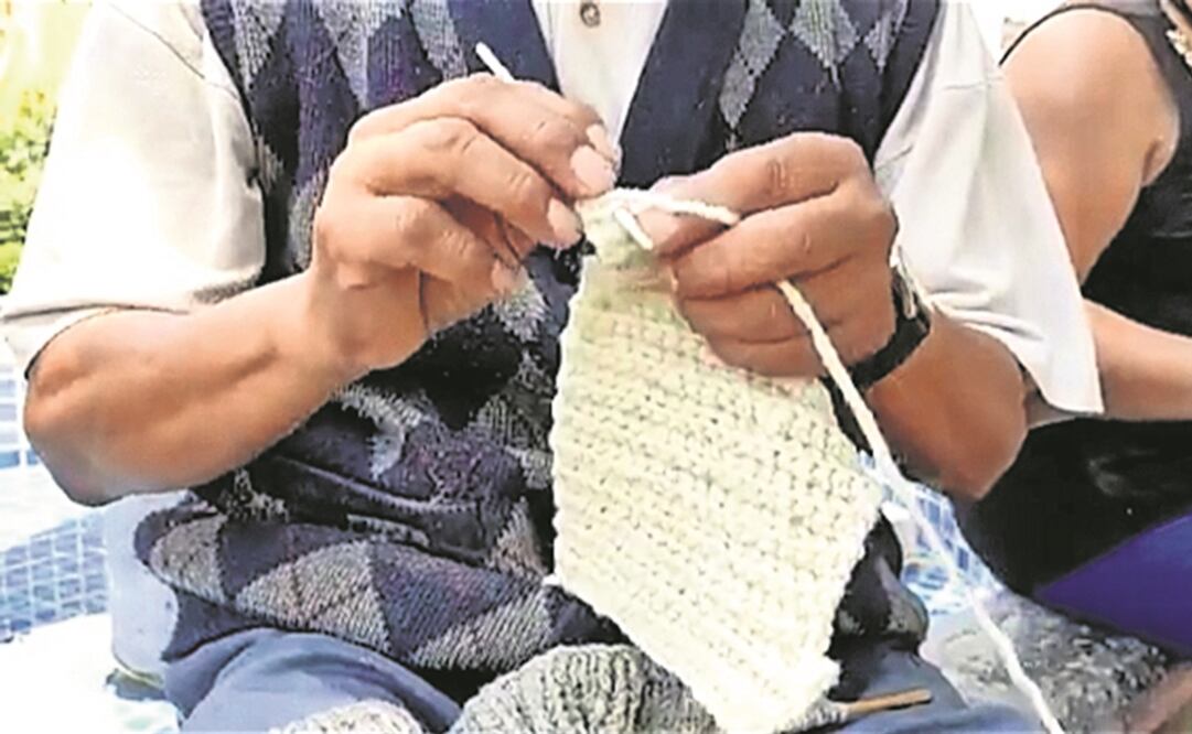 La vieja usanza para tejer con lana variadas prendas, mediante ganchos y agujas, es una actividad que los artesanos de Chinconcuac buscan preservar, se estima que sólo quedan 50 de estos tejedores. Foto: Emilio Fernández
