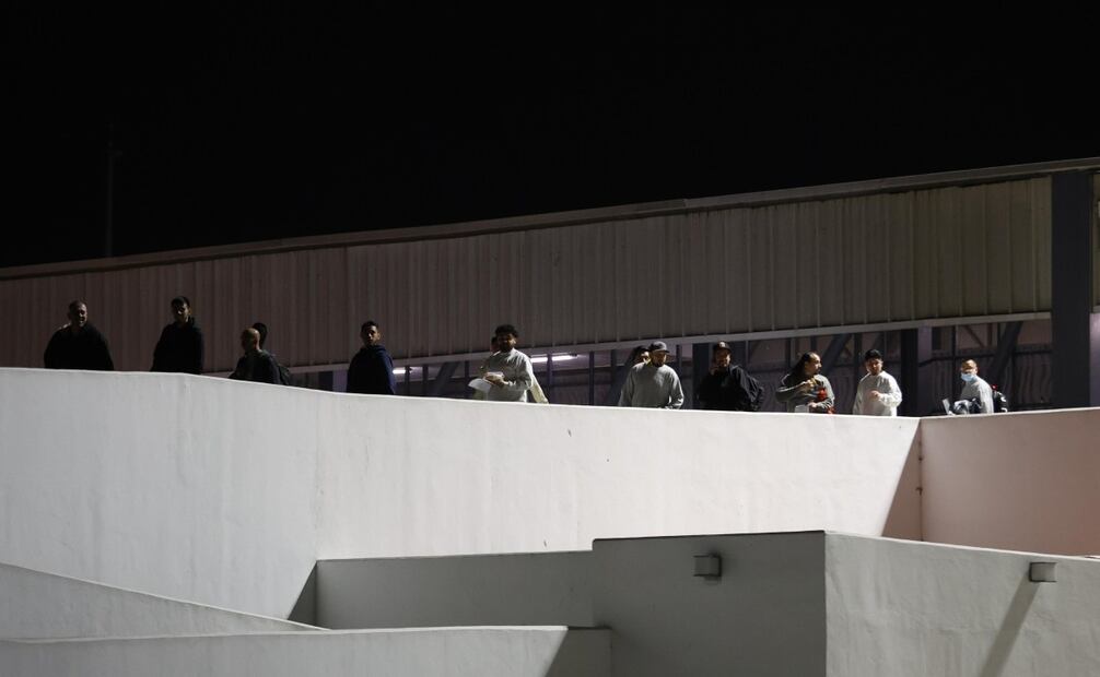 Llegan a la garita El Chaparral, en Tijuana, Baja California, los primeros deportados de la era Trump. Foto: Diego Simón