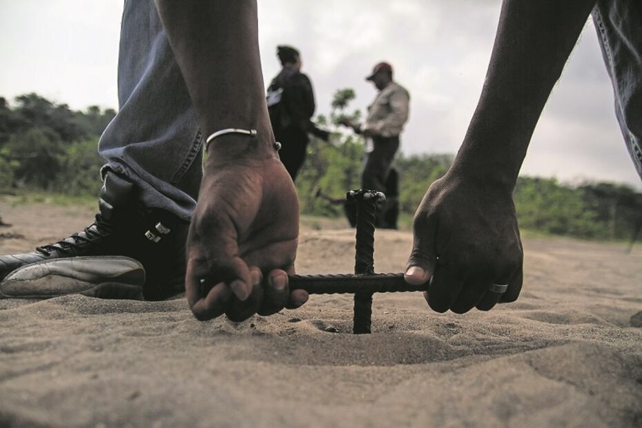 Uno de los buscadores del Colectivo Solecito de Veracruz encaja una varilla de dos metros en el piso, para olerla e intentar localizar fosas clandestinas en el predio de Colinas de Santa Fe, donde fueron hallados más 250 créanos humanos en 125 fosas. | Ernesto Álvarez /Cuartoscuro
