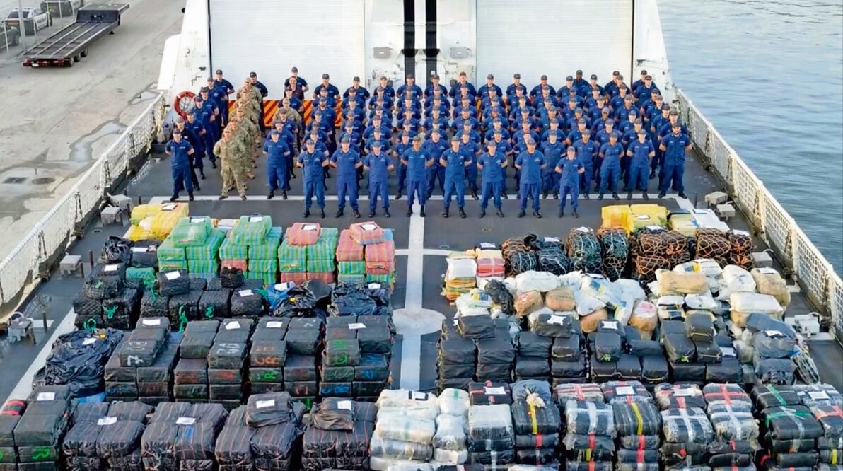 Tripulación del Hamilton, de la Guardia Costera de EU, tras descargar narcóticos ilícitos en Port Everglades, Florida. Foto: AP
