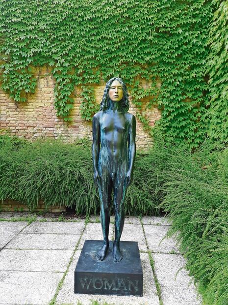 WOMAN, una escultura de cobre del cuerpo de Jade Guanaro. Se exhibe en Venecia. Foto: Frida Juárez /El Universal
