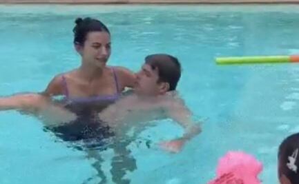 Max Verstappen aprende a nadar gracias a unos flotis y a las clases de su novia