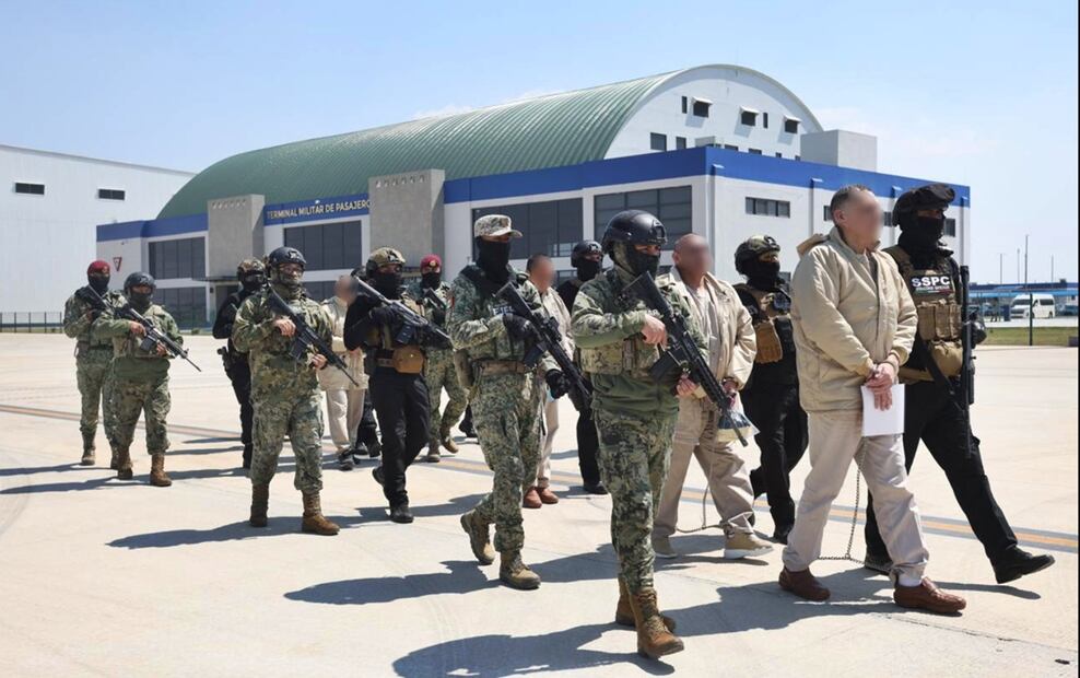 Desde las instalaciones militares de Santa Lucía, en ocho aeronaves, cinco del Ejército y tres de la Marina, se realizó la entrega masiva de capos a Estados Unidos. Foto: especial