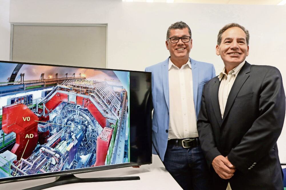 Ildefonso León Monzón, de la Universidad Autónoma de Sinaloa, y Gerardo Herrera Corral, investigador del Cinvestav. (EFRÉN DÍAZ MILLÁN. CINVESTAV)