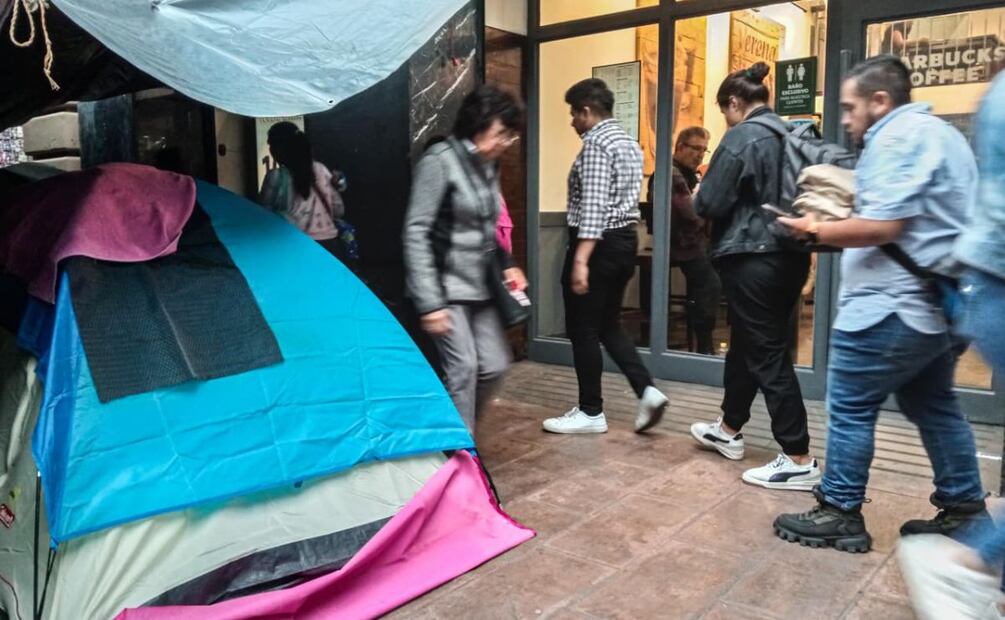 La movilidad en torno a la calle 5 de Mayo del Centro Histórico de la Ciudad de México se convirtió en un caos debido al segundo día de bloqueos por parte de integrantes de la CNTE. | Foto: Gabriel Pano/ EL UNIVERSAL.