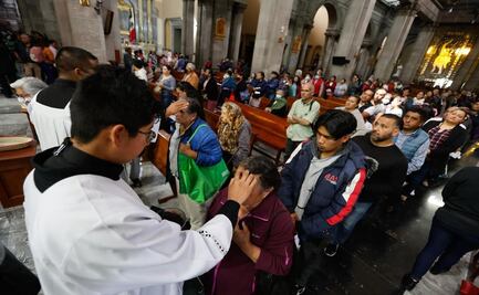FOTOS: ¿Besos de ceniza? Así celebraron creyentes el miércoles de ceniza en pleno 14 de febrero 