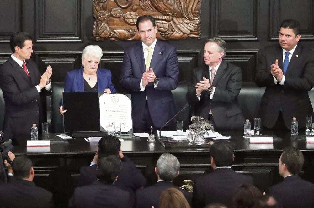 El presidente Enrique Peña Nieto; Clitia Cámara Murillo, madre del galardonado; el presidente del Senado, Pablo Escudero (PVEM); el ministro de la Corte Eduardo Medina Mora, Javier Bolaños (PAN) (ARIEL OJEDA. EL UNIVERSAL)