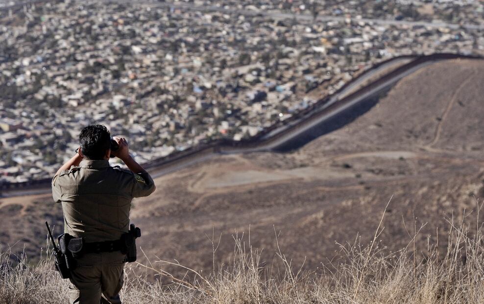 Migrantes son detenidos por la Patrulla Fronteriza tras cruzar el muro, el 23 de enero de 2025, en San Diego, California. Foto: AP
