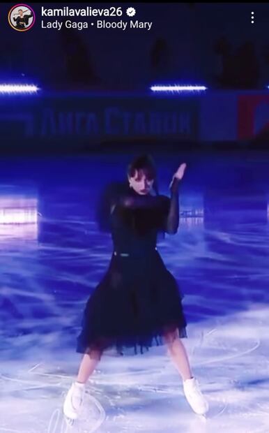 VIDEO: Kamila Valieva, patinadora rusa, gana medalla por su rutina de Merlina 
