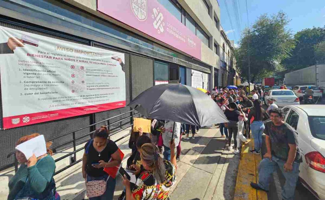 Fila para inscripción Mi beca para empezar. Foto: Especial