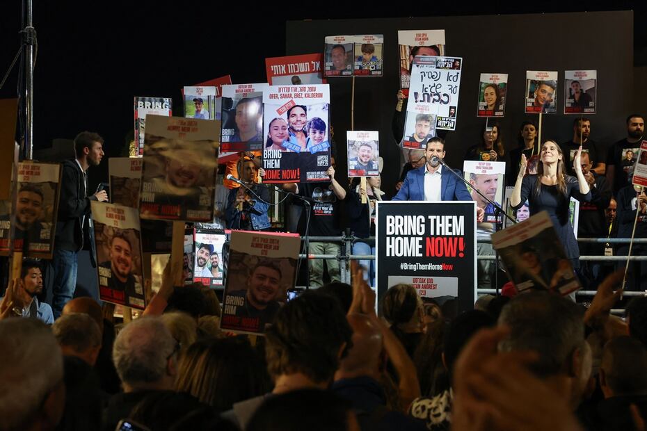 Manifestantes levantan pancartas y retratos durante una manifestación en Tel Aviv el 2 de diciembre de 2023, pidiendo la liberación de los rehenes israelíes retenidos en Gaza desde los ataques del 7 de octubre. Foto: AFP
