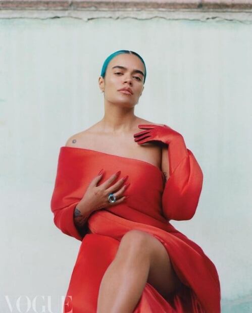 Karol G posa para portada de Vogue con poco maquillaje