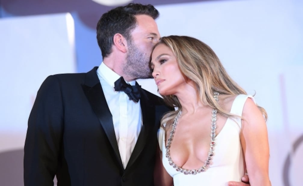Ben Affleck y Jennifer Lopez sellan su amor con beso en la alfombra roja