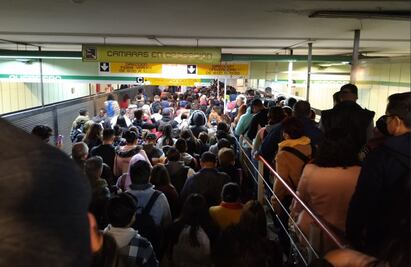 Metro reporta máxima afluencia en 5 líneas; usuarios abandonan estaciones por retrasos