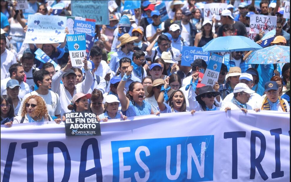 Organizaciones religiosas marcharon desde el Monumento a la Revolución para exigir un alto a la despenalización del aborto, el sábado 3 de mayo de 2025. Foto: Gabriel Pano/EL UNIVERSAL