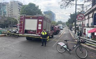 Incendio en respiradero del Metro moviliza a bomberos; humo negro alerta en Insurgentes