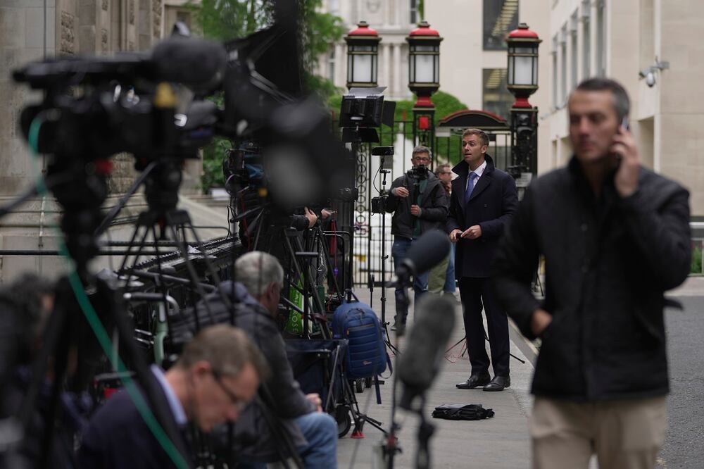 Medios esperan afuera de la corte, al iniciar el juicio del príncipe Harry contra los medios por hackeo telefónico, en Londres. FOTO: KIN CHEUNG. AP