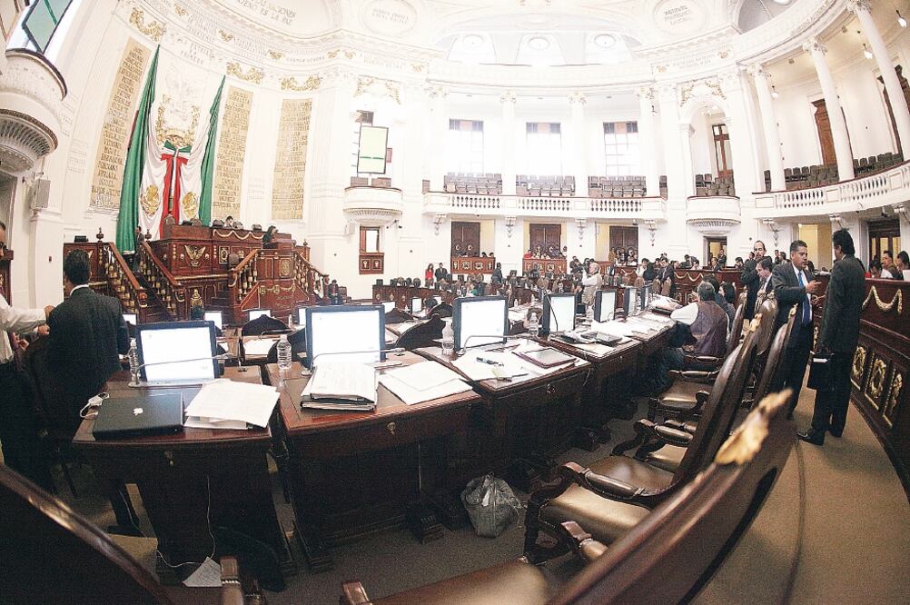 La Comisión de Gobierno se declaró ayer en sesión permanente para la conformación de comisiones ordinarias, especiales y comités para la VI Legislatura (ARIEL OJEDA. EL UNIVERSAL)