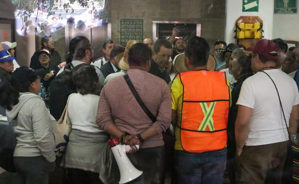 Comisión en representación de locatarios de mercados ingresaron a las instalaciones de la Secretaría de Desarrollo Económico (Sedeco) para reunirse con funcionarios, 10 de febrero de 2025. Foto: Rafael García