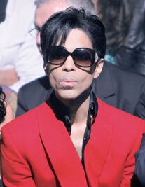 Por dolores de cadera, Prince se hizo adicto a medicamentos