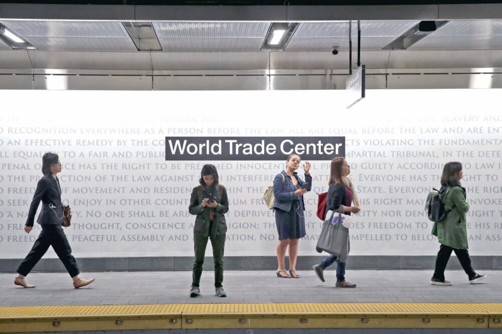 Estadounidenses esperan a que llegue el vagón en la línea Cortlandt Street, del Metro, que fue reabierta el fin de semana, tras ser destruida en el 11-S. (DREW ANGERER. AFP)