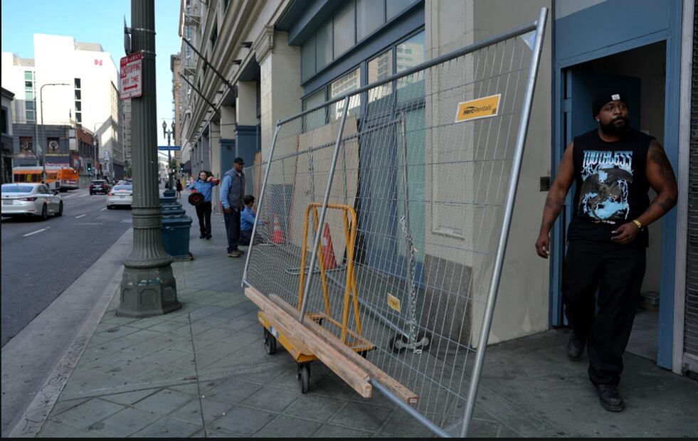 Calles semivacías y negocios cerrados se observan el viernes en Los Ángeles, California, el 13 de junio de 2025, que se prepara para la mega protesta contra las políticas anti migratorias de Donald Trump. Foto: Aimee Melo/EL UNIVERSAL