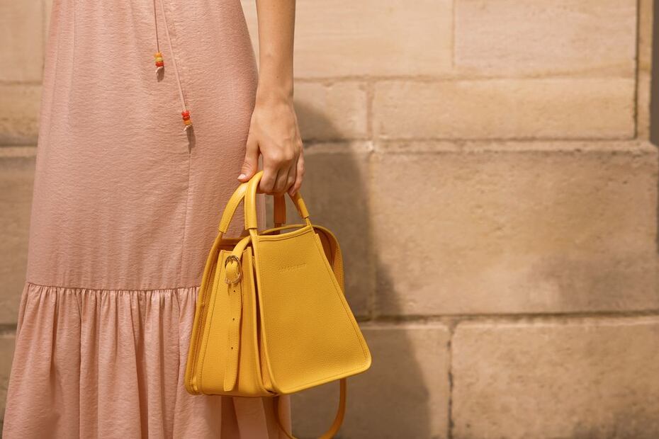 Los bolsos de colores alegran los outfits de primavera. Foto: Longchamp