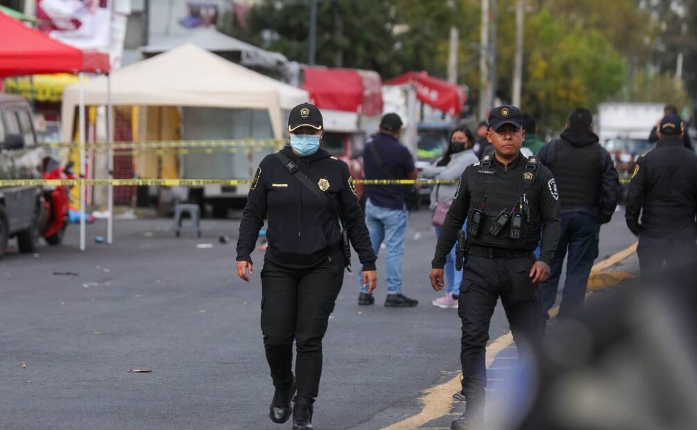 Una balacera entre presuntos extorsionadores y policías de la Secretaría de Seguridad Ciudadana (SSC) de la Ciudad de México en la alcaldía de Iztacalco, dejó un saldo de dos muertos, siete lesionados, entre ellos un menor de edad, además de 10 hombre detenidos y 5 armas cortas. Foto: Cuartoscuro/El Universal