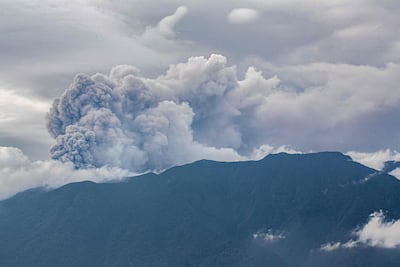 Suman 23 alpinistas muertos por erupción del volcán Marapi en Indonesia