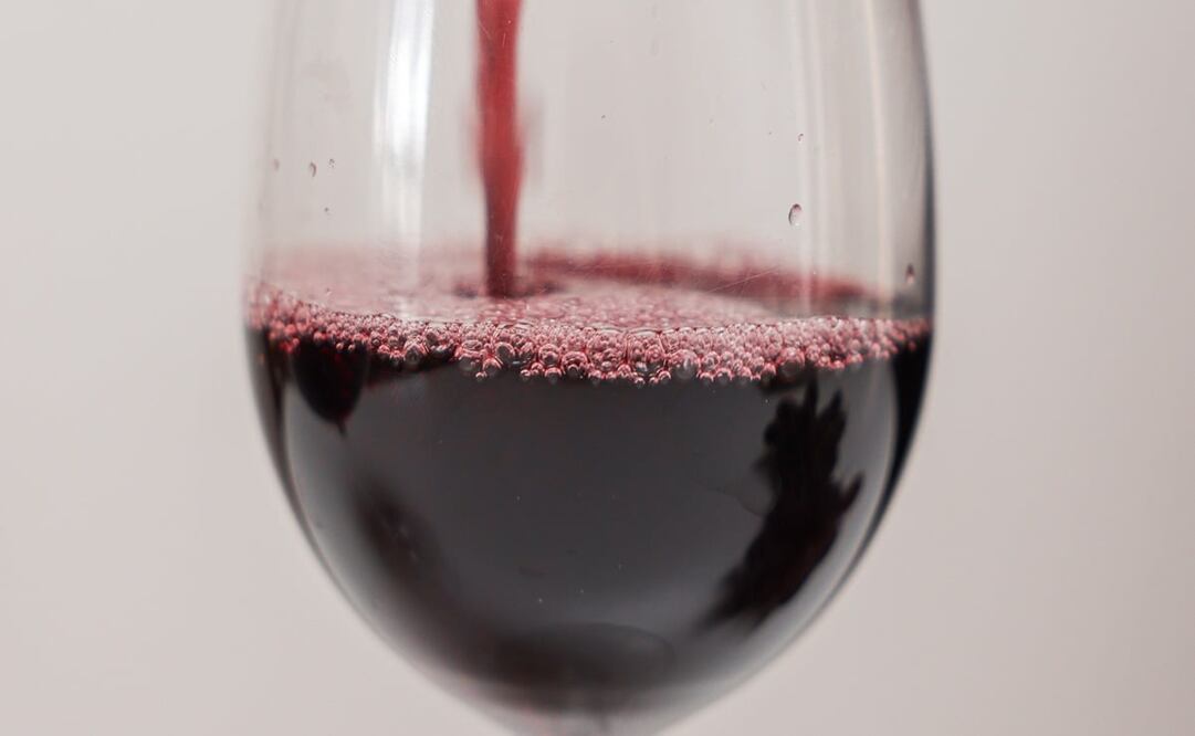 Consumir vino tinto con ajo es saludable para el organismo. Foto: Cup of Couple / Pexels