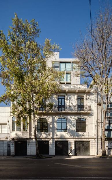Los peatones que caminen por la propia banqueta de la casa difícilmente notarían que pasan a lado de un complejo multifamiliar de dos edificios. Foto: Rafael Gamo/Instagram.