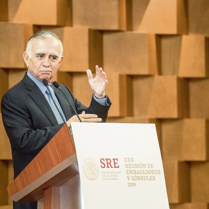 Al reunirse con el cuerpo diplomático mexicano, el jefe de la Oficina de la Presidencia, Alfonso Romo, dijo que se revisan los acuerdos comerciales que ha firmado México, con el fin de incrementar la relación mercantil con otros países. GERMÁN ESPINOSA