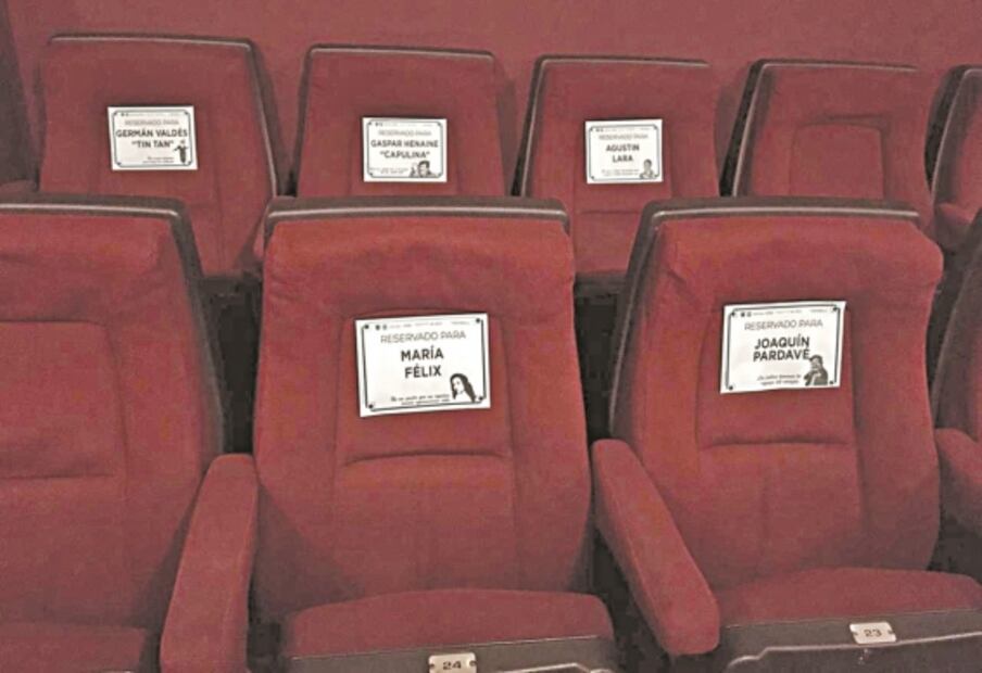 Famosos vigilaron la sana distancia en el Teatro de la Ciudad Esperanza Iris