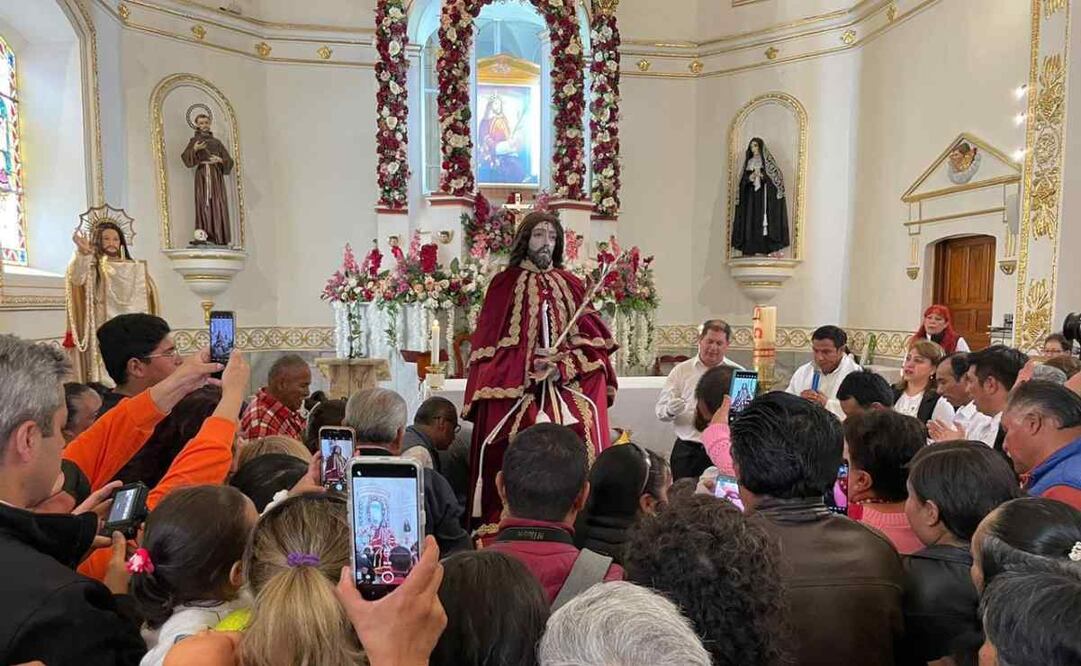 Este año, la festividad comenzó con el solemne cambio de ropa de la imagen, un acto cargado de significado espiritual que marca el inicio de las celebraciones. Foto: Michelle Sánchez
