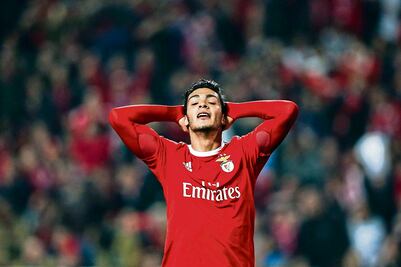 Raúl Jiménez y Benfica se alejan del título en Portugal