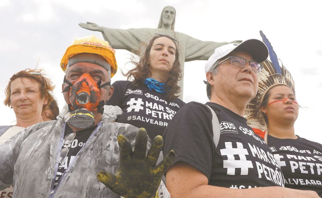Activistas protestan, en Río de Janeiro, contra los planes del gobierno brasileño para subastar bloques petrolíferos. Foto: RICARDO MORAES. REUTERS