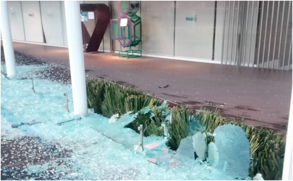 Vandalizan sede del INAI. Foto: Especial