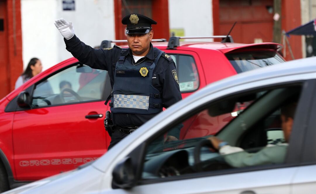 En el inicio del ciclo escolar se dejaron los automóviles en doble y triple fila (Foto: Juan Carlos Reyes)