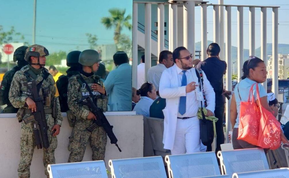 Elementos de seguridad y del ejército controlan evacuación de pacientes y personal en el Hospital General de Culiacán (15/07/2025). Foto: Cortesía
